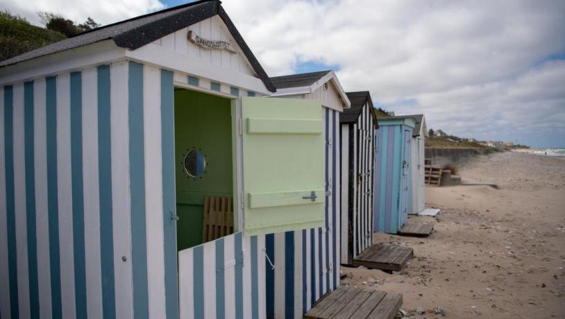 Rågelejes stribede badehuse er en seværdighed på Den Danske Riviera