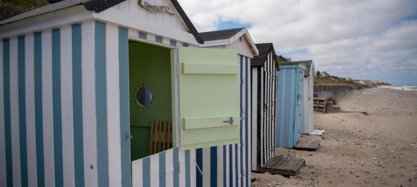 Rågelejes stribede badehuse er en seværdighed på Den Danske Riviera