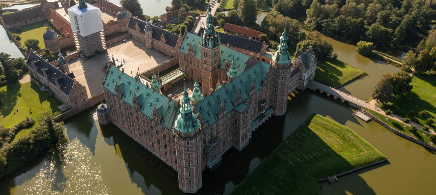 Frederiksborg Slot og nærheden til Hillerød by