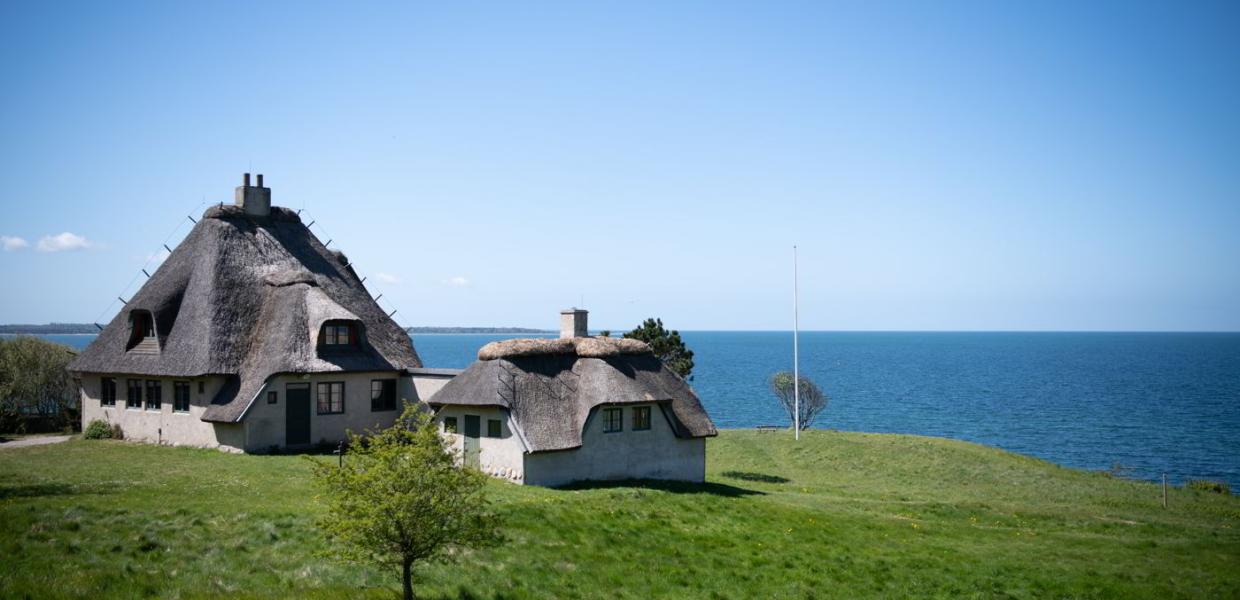 Knud Rasmussen's house in Hundested is ready to welcome you on the hill with the sea in the background.
