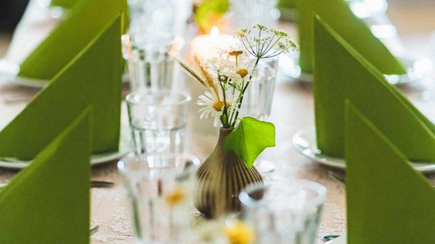 Bord med tallerkner, glas og blomster på I kongens baghave