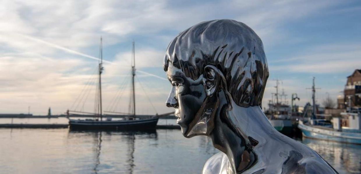 Han statue med hav i baggrunden på Helsingør Hulturhavn