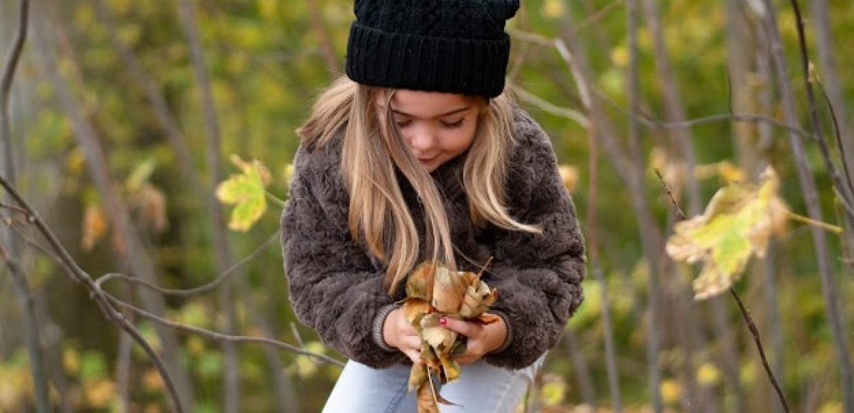 Pige leger i den smukke efterårs skov