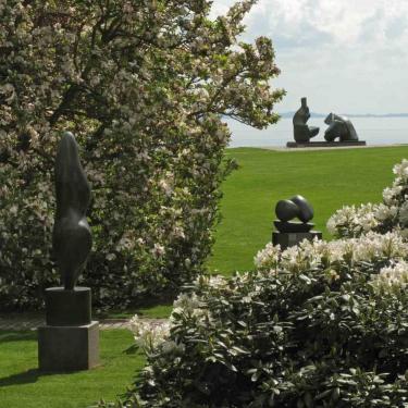 Skulpturparken på Louisiana med værker af Jean Arp og Henry Moore