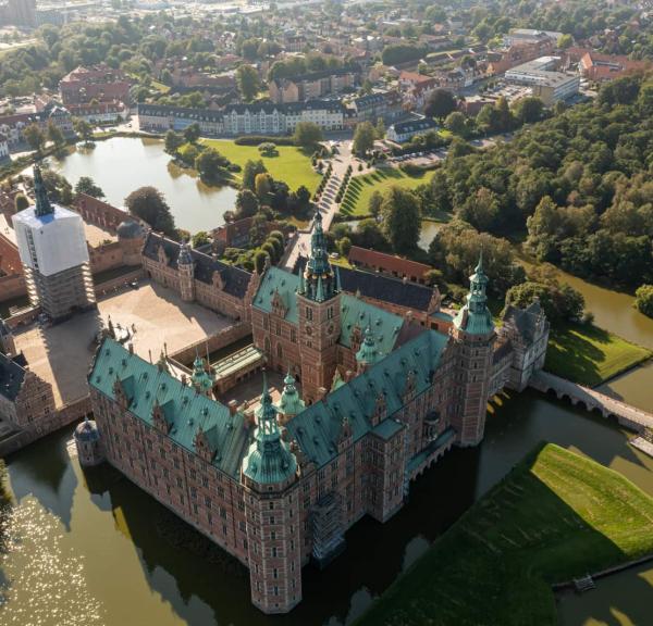 Frederiksborg Slot og nærheden til Hillerød by