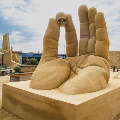 Hundested Sandskulptur Festival kan ses på havnen i Hundested fra maj til oktober
