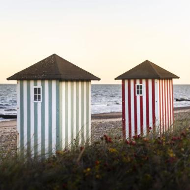 Ikoniske stribede badehuse på stranden i Rågeleje