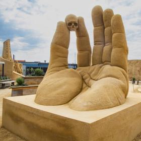 Hundested Sandskulptur Festival kan ses på havnen i Hundested fra maj til oktober